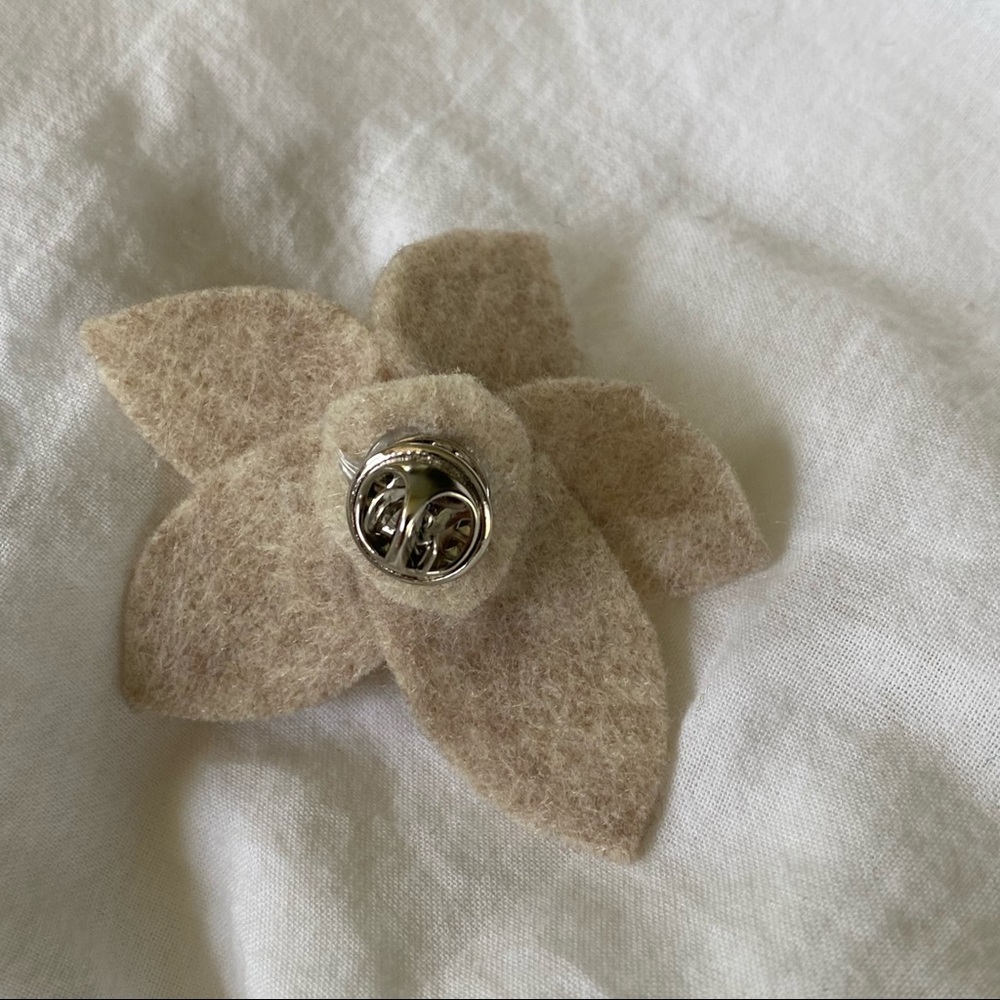 Lapel pin - Picture 4 of 4
